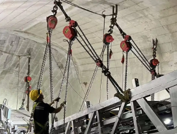 電動葫蘆助力廣州地鐵電扶梯安裝作業